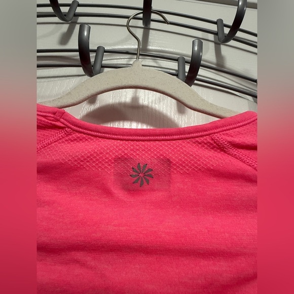 Athleta hot Neon Pink Fast Track Workout Tee women’s XS athleisure top seamless - Picture 15 of 15
